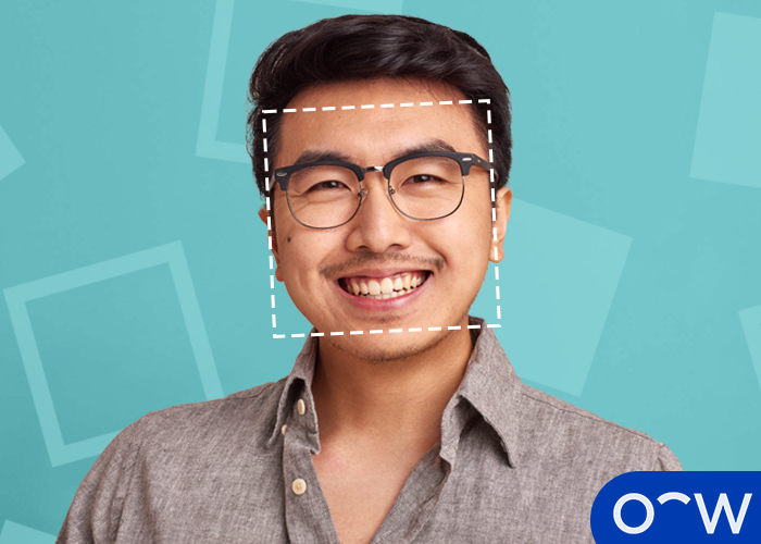 Personne au visage carré avec des lunettes à sourcils.