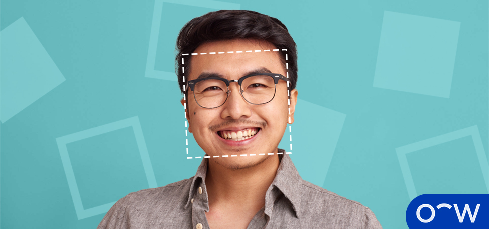 Personne au visage carré avec des lunettes à sourcils.