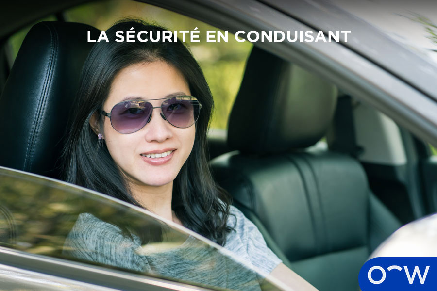 Une femme portant des lunettes de soleil en conduisant en hiver