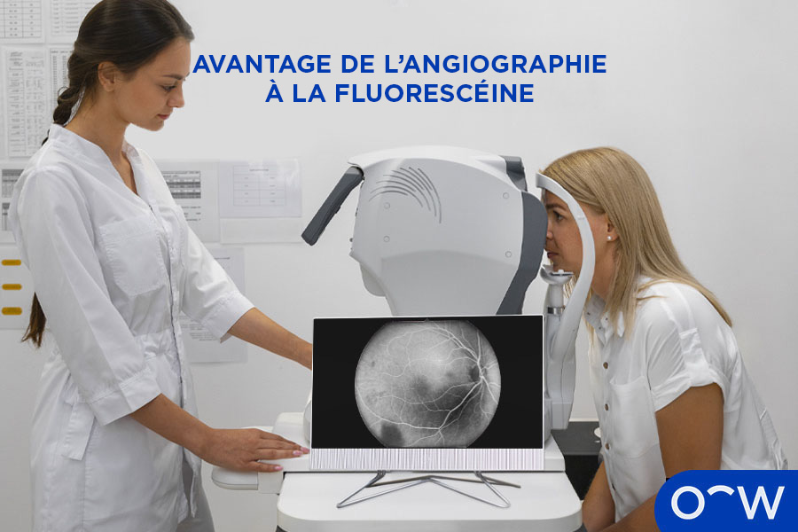 Un ophtalmologiste effectuant une angiographie à la fluorescéine sur un patient, comme le montre l’écran présentant la rétine et utilisant un instrument.
