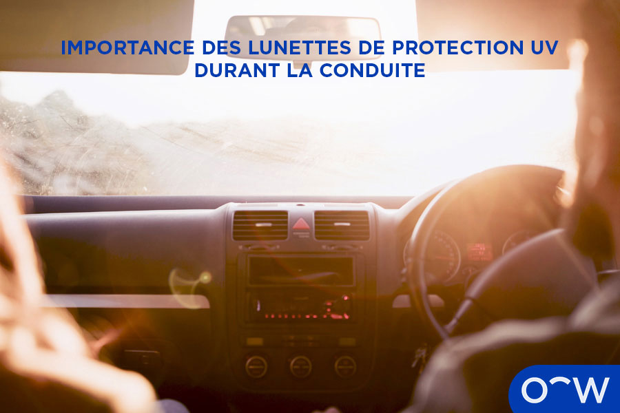 Le point de vue du conducteur montrant une main sur le guidon et la lumière solaire qui atteint le pare-brise.