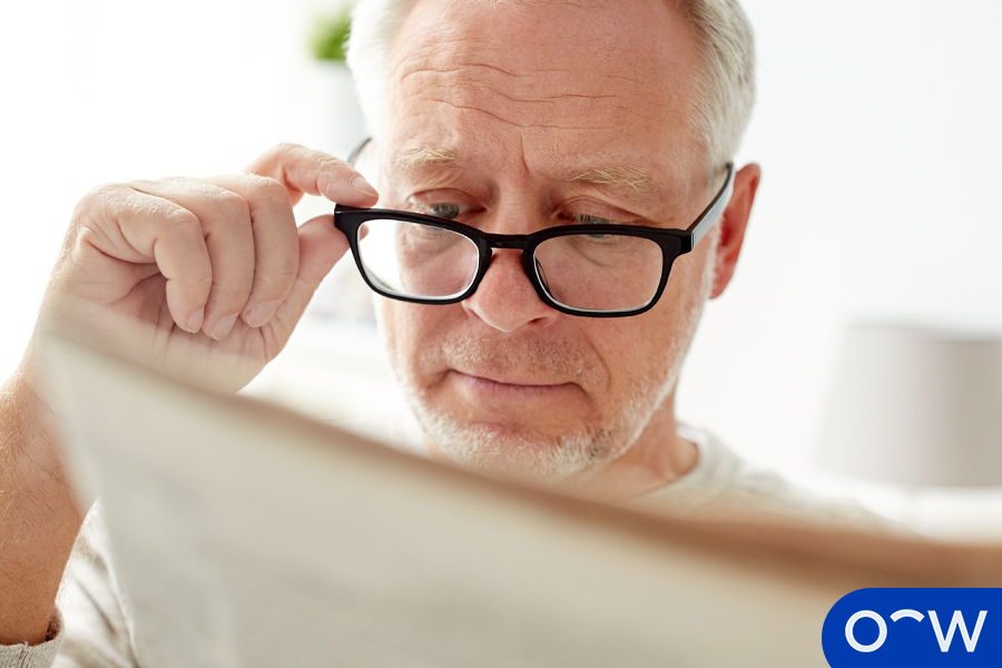 Une personne âgée portant des lunettes de vue