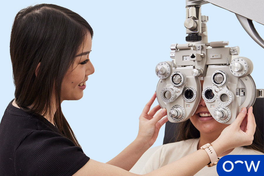 Un optométriste effectuant un test de réfraction chez un patient