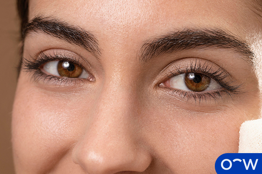 Une personne avec des yeux exempts de débris.