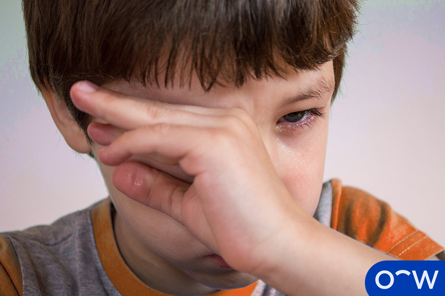 Une personne qui frotte ses yeux qui démangent