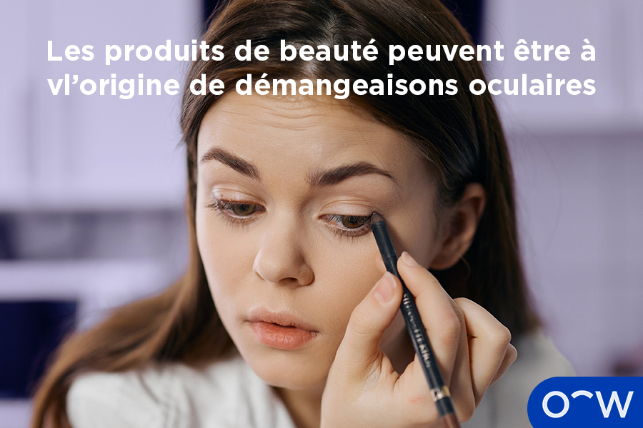 Une femme posant du maquillage sur ses yeux, pouvant provoquer des démangeaisons oculaires