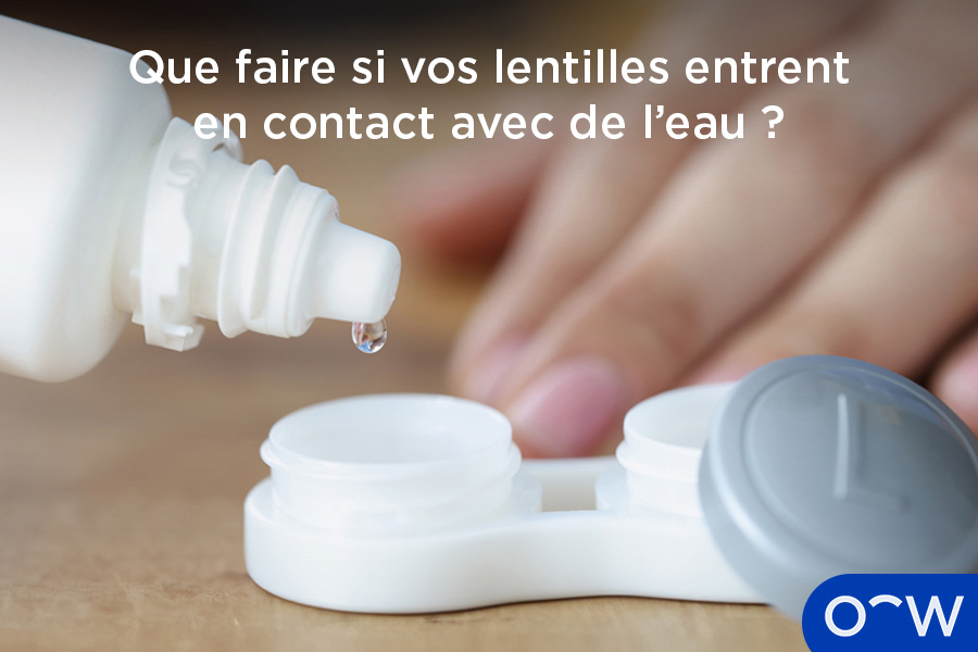 Une personne utilisant une solution pour lentilles de contact pour nettoyer les lentilles après leur exposition à l’eau.