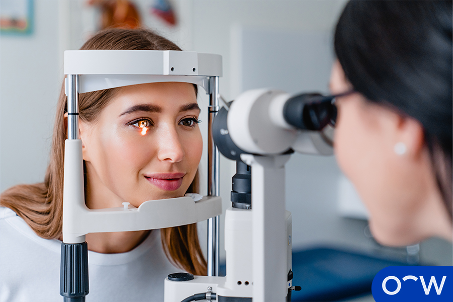 Image d’une personne subissant un contrôle de ses yeux à la recherche du glaucome.