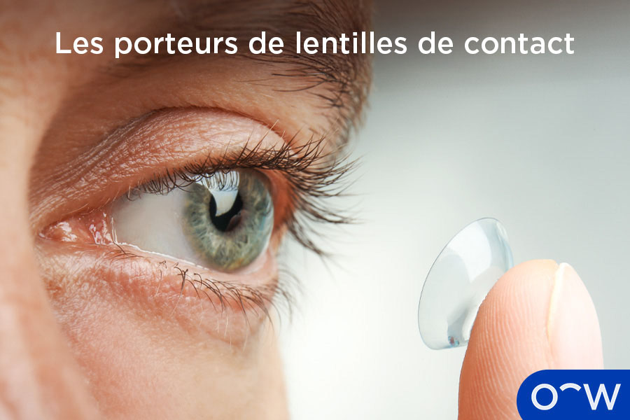 Une personne qui insère sa lentille de contact dans son œil