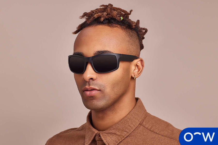 Une personne portant des lunettes de soleil polarisées