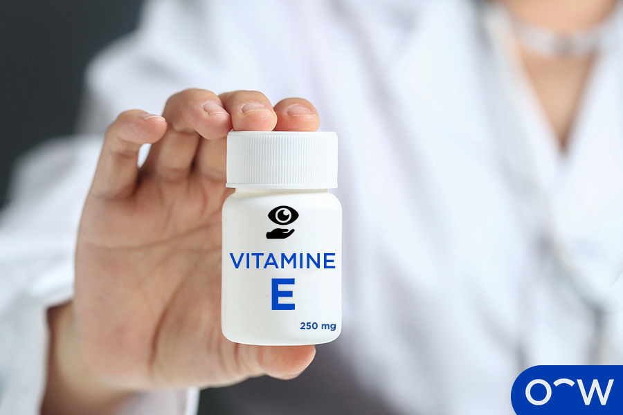 Une personne portant un flacon de vitamine E