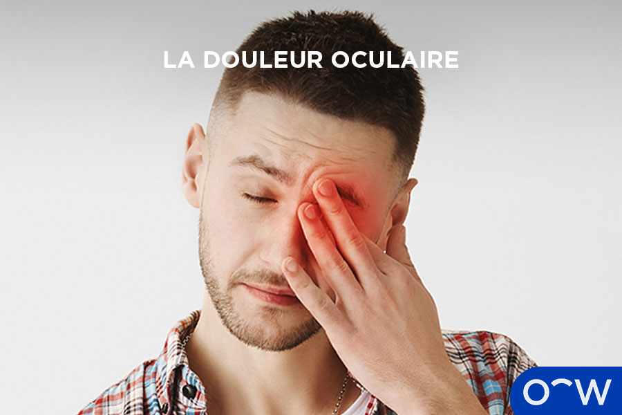 Un homme portant son doigt sur son œil douloureux. La douleur est indiquée par un point rouge sur l'œil touché.