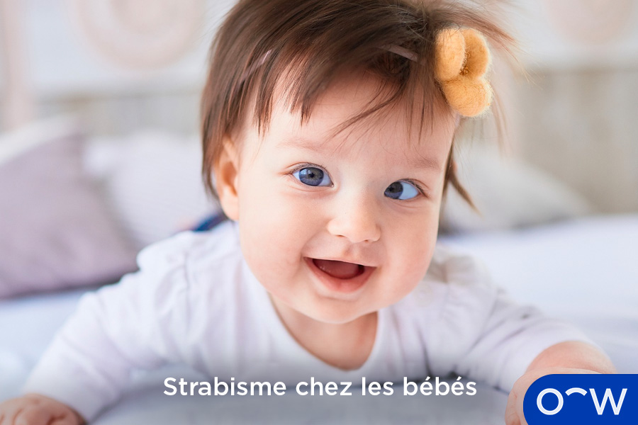 L'image montre un bébé avec des yeux qui louchent