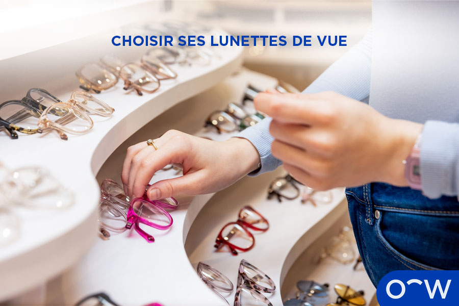 Une personne choisissant une paire de montures dans un magasin Oscar Wylee.