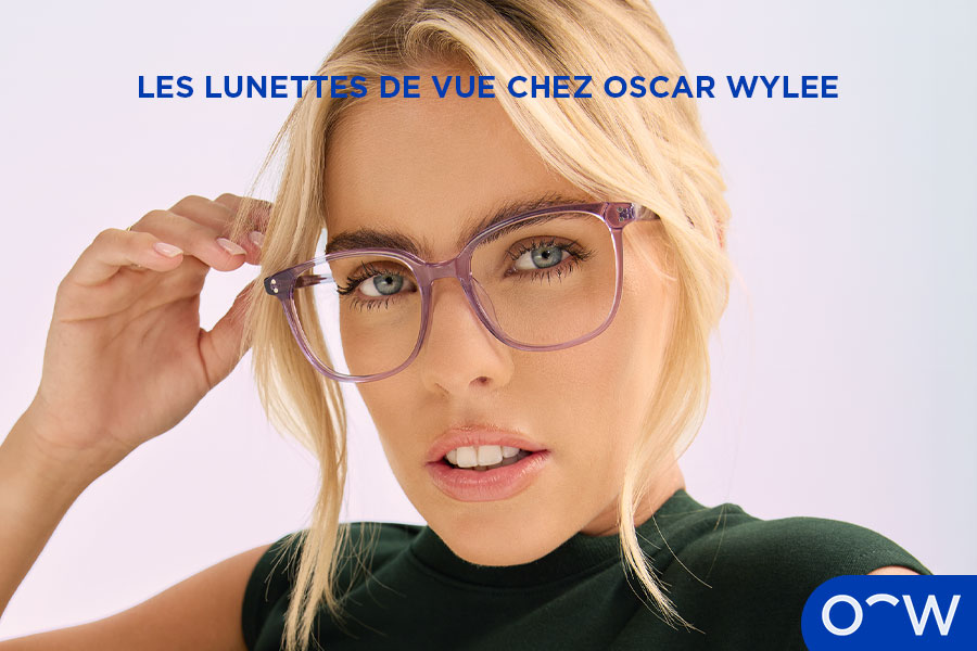 Une femme portant une paire de lunettes de vue.
