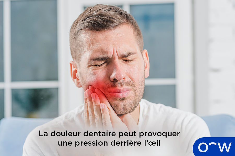 Un homme se tenant la mâchoire à cause d’une douleur dentaire.