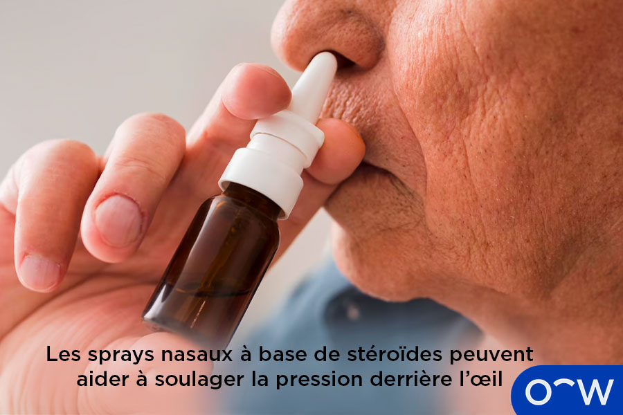 Une personne utilisant un spray nasal à base de stéroïdes
