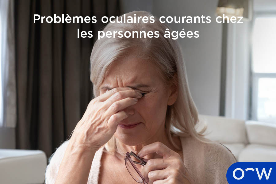 Une femme âgée, souffrant d’un problème oculaire, qui couvre ses
          yeux et porte des lunettes. 