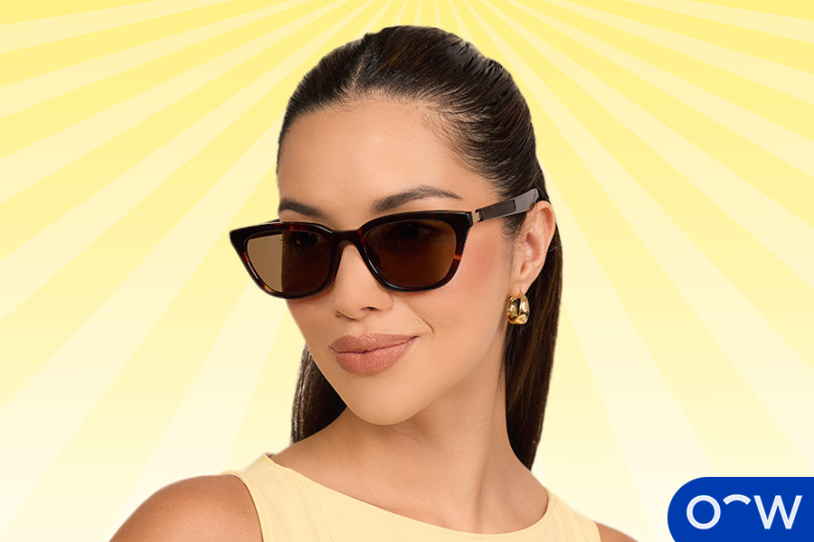 Une femme portant des lunettes de soleil pour protéger ses yeux contre la lumière UV.