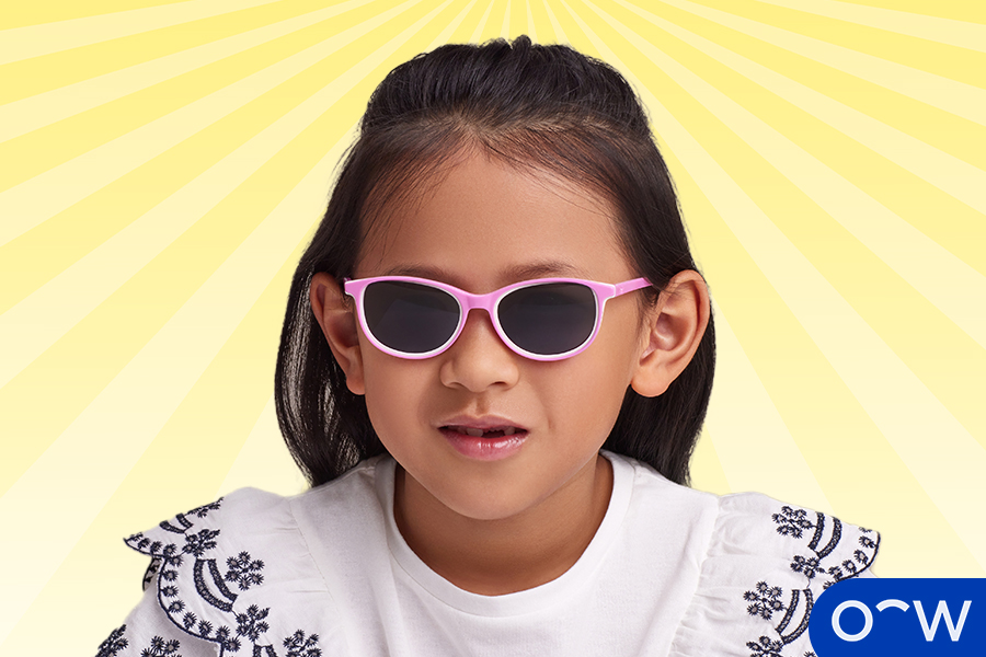 Un enfant portant des lunettes de soleil pour protéger ses yeux.