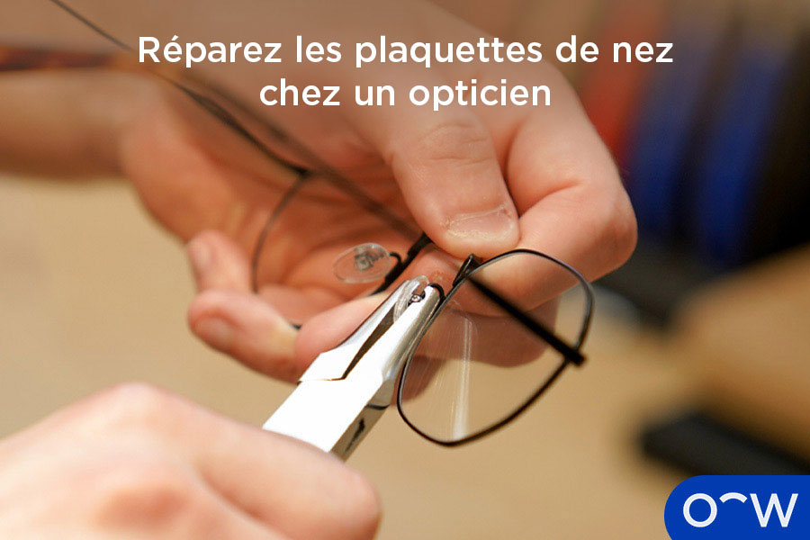 Un opticien qui répare les plaquettes de nez d’une paire de lunettes.