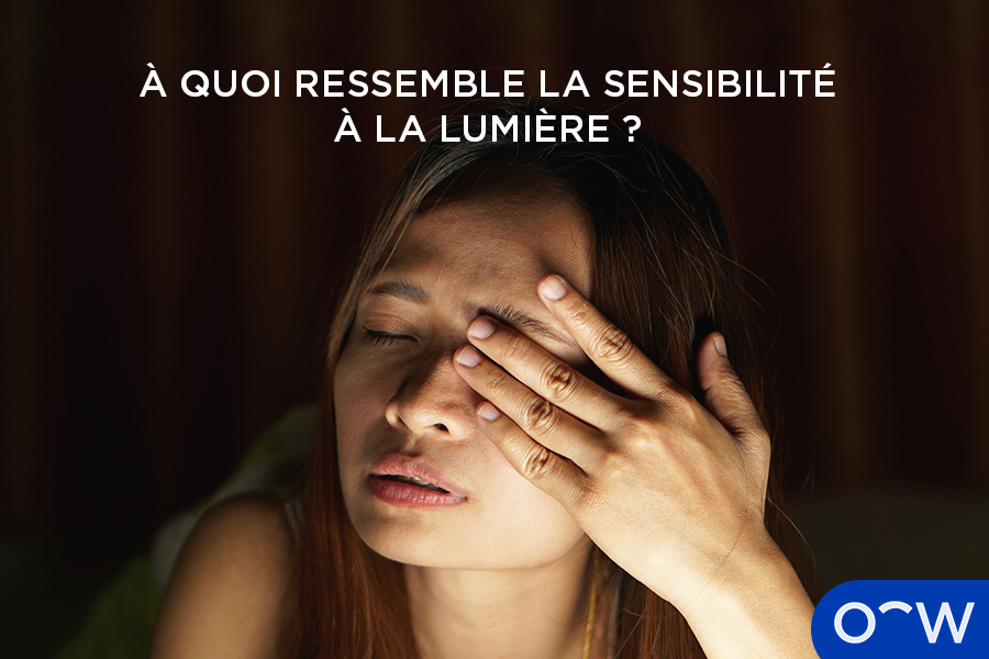 Une fille qui plisse ses yeux à cause de la sensibilité à la lumière