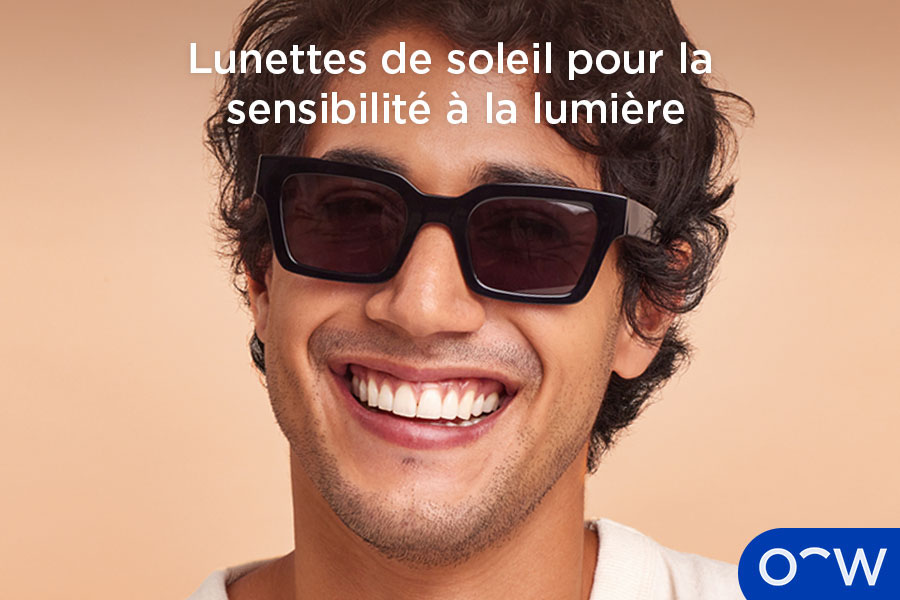 Une personne portant des lunettes de soleil pour protéger les yeux de la lumière durant une période de sensibilité à la lumière.
