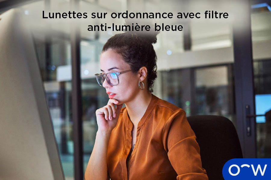 Une personne portant des lunettes sur ordonnance dotées d'un filtre anti-lumière bleue