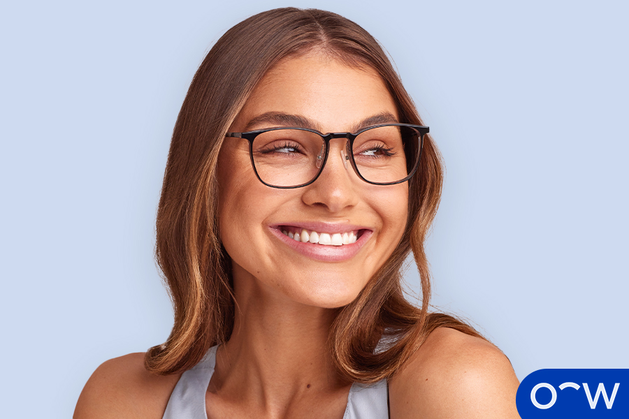 Une personne portant les lunettes Jamie d’Oscar Wylee, en cristal noir obsidienne.