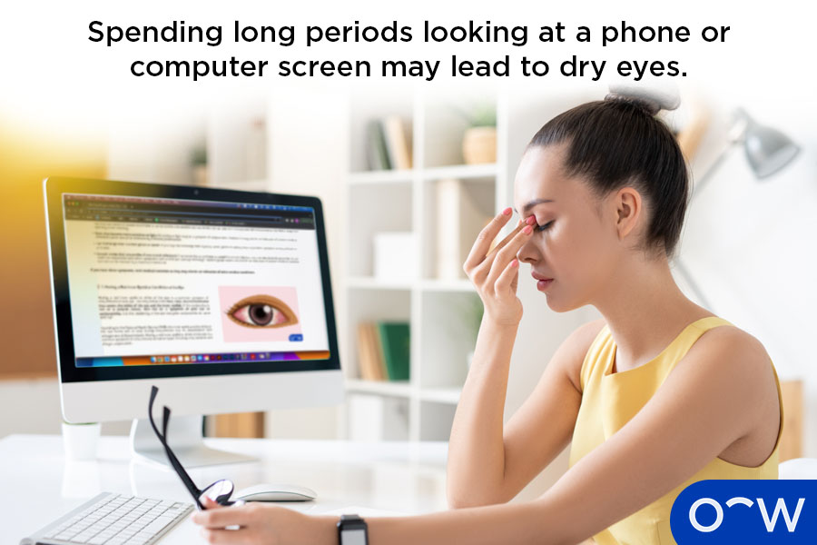 A female looking at a computer and experiencing dry eyes
          symptoms