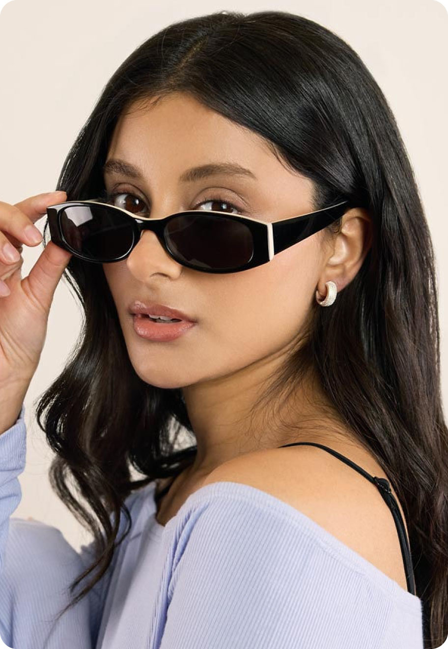 Model wearing Oscar Wylee Jessie sunglasses frame in the colour Cacao Tortoise.
